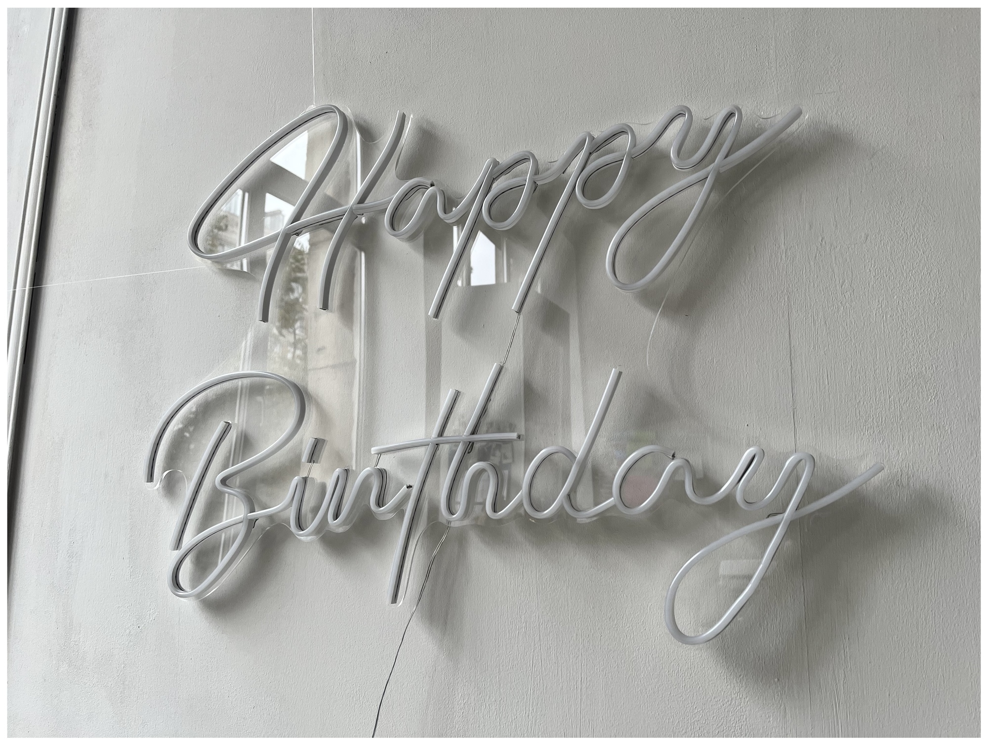 Неоновая вывеска "Happy Birthday"