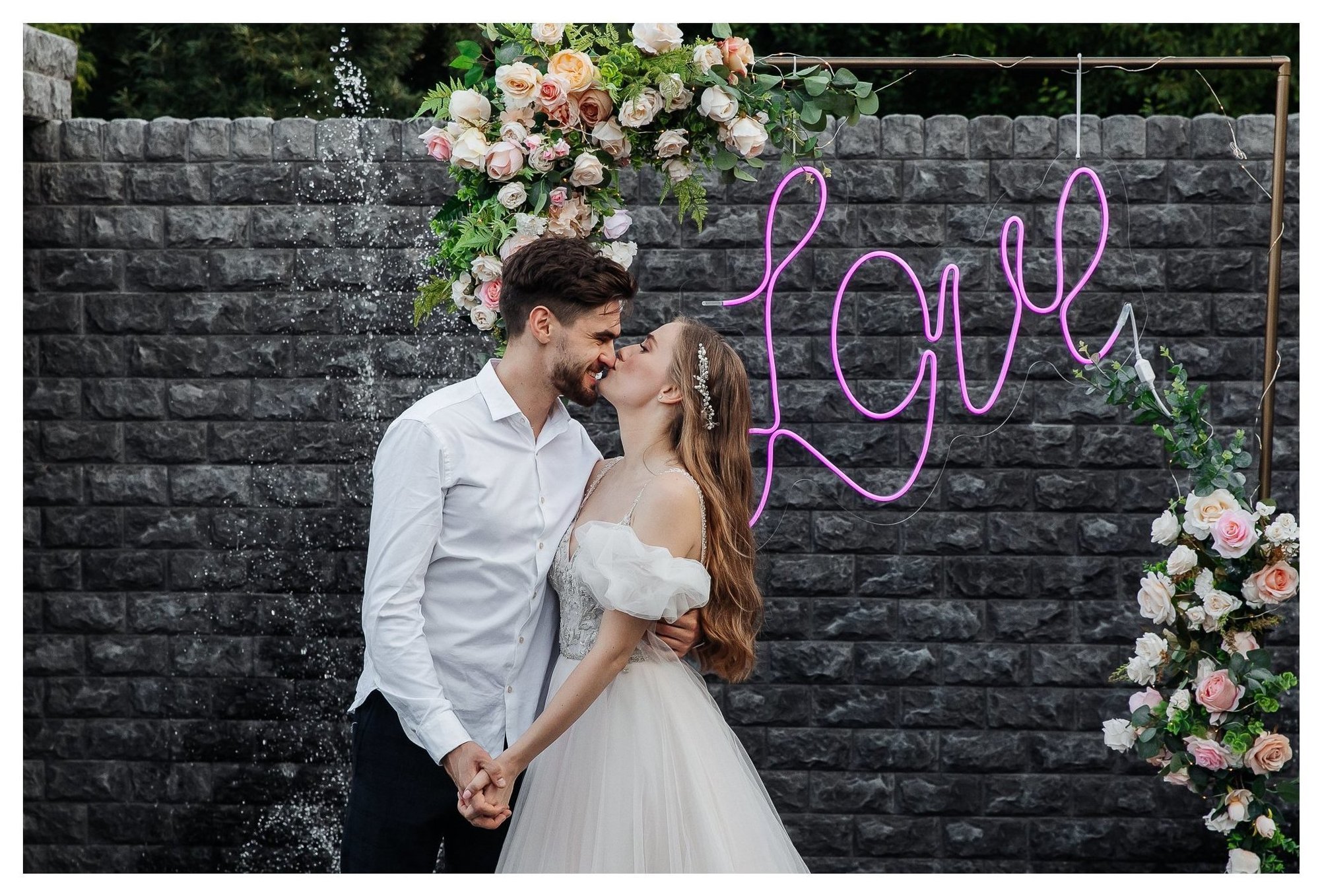 Неоновое слово LOVE