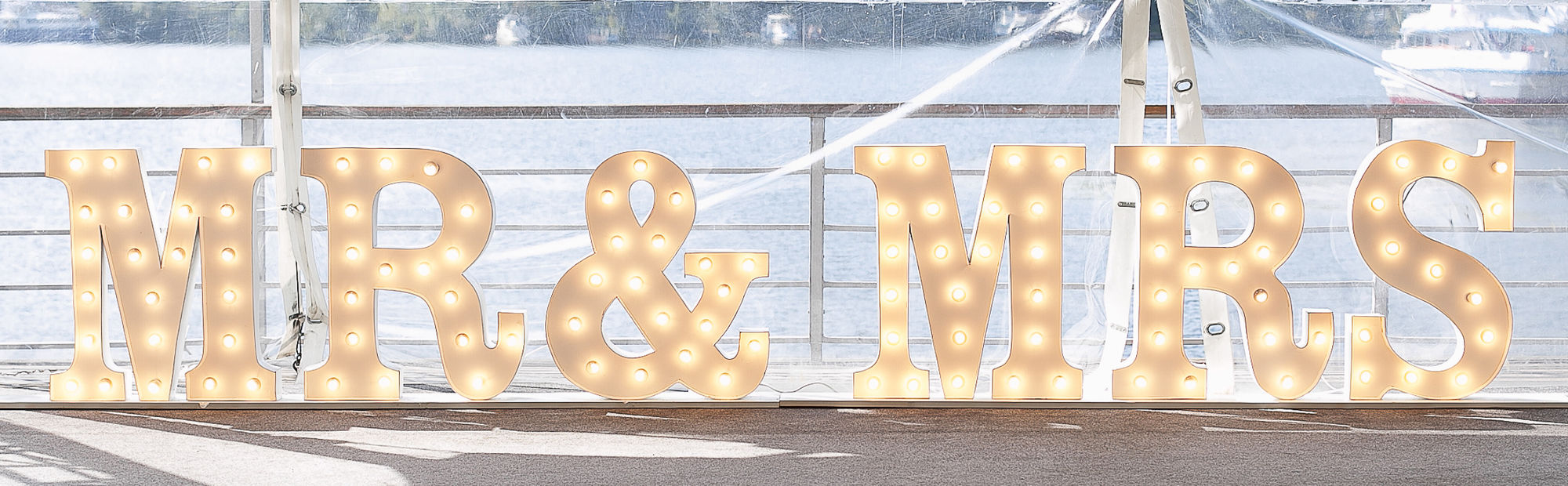 Набор световых букв "mr&mrs"