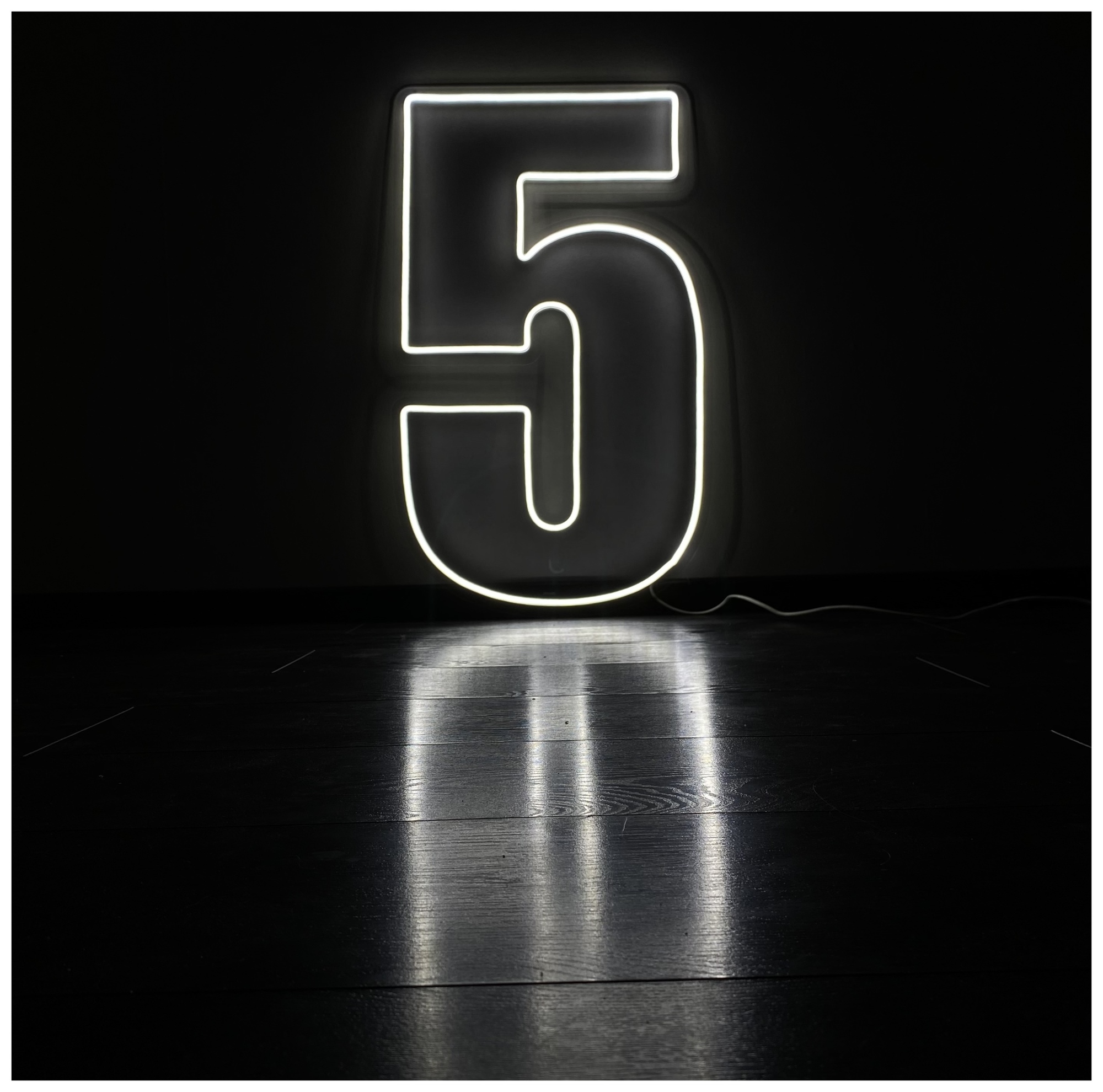 Неоновая цифра "5"