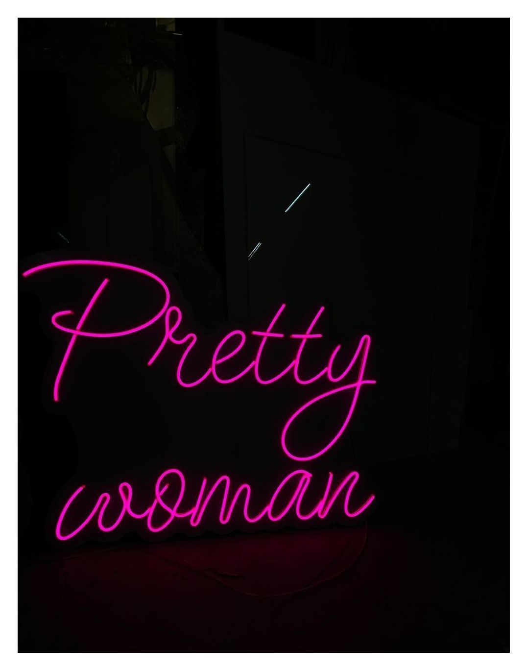 Неоновая надпись "Pretty woman"