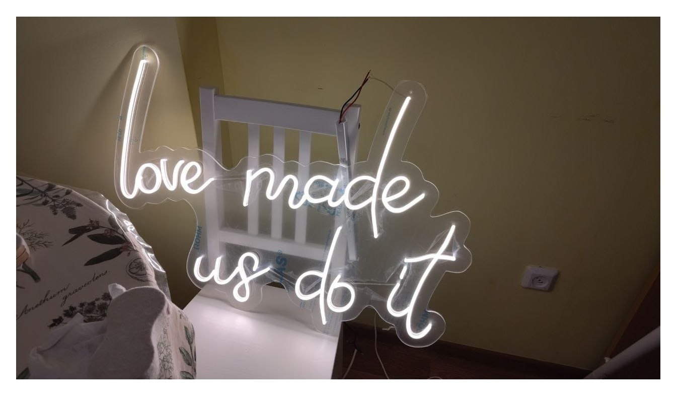 Неоновая надпись  “love made us do it”