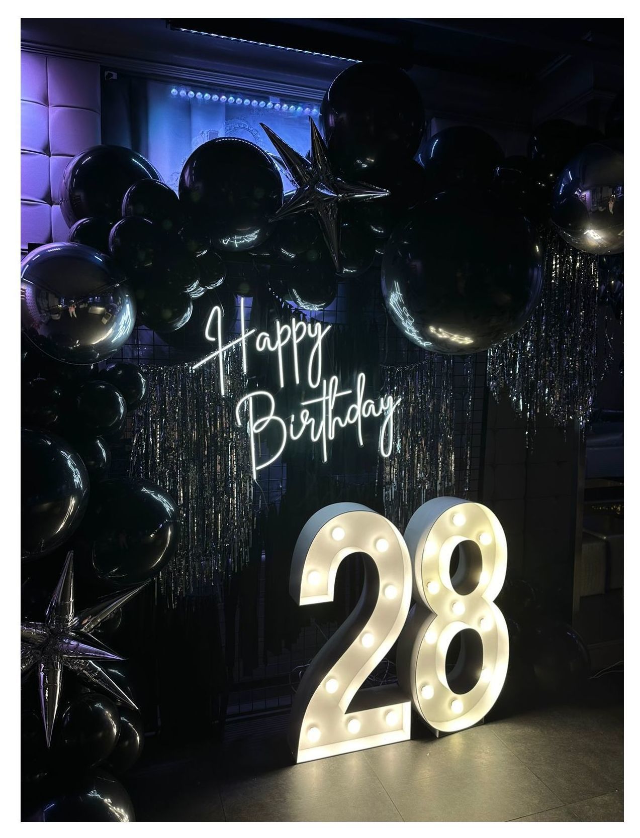 Неоновая надпись «Happy birthday»