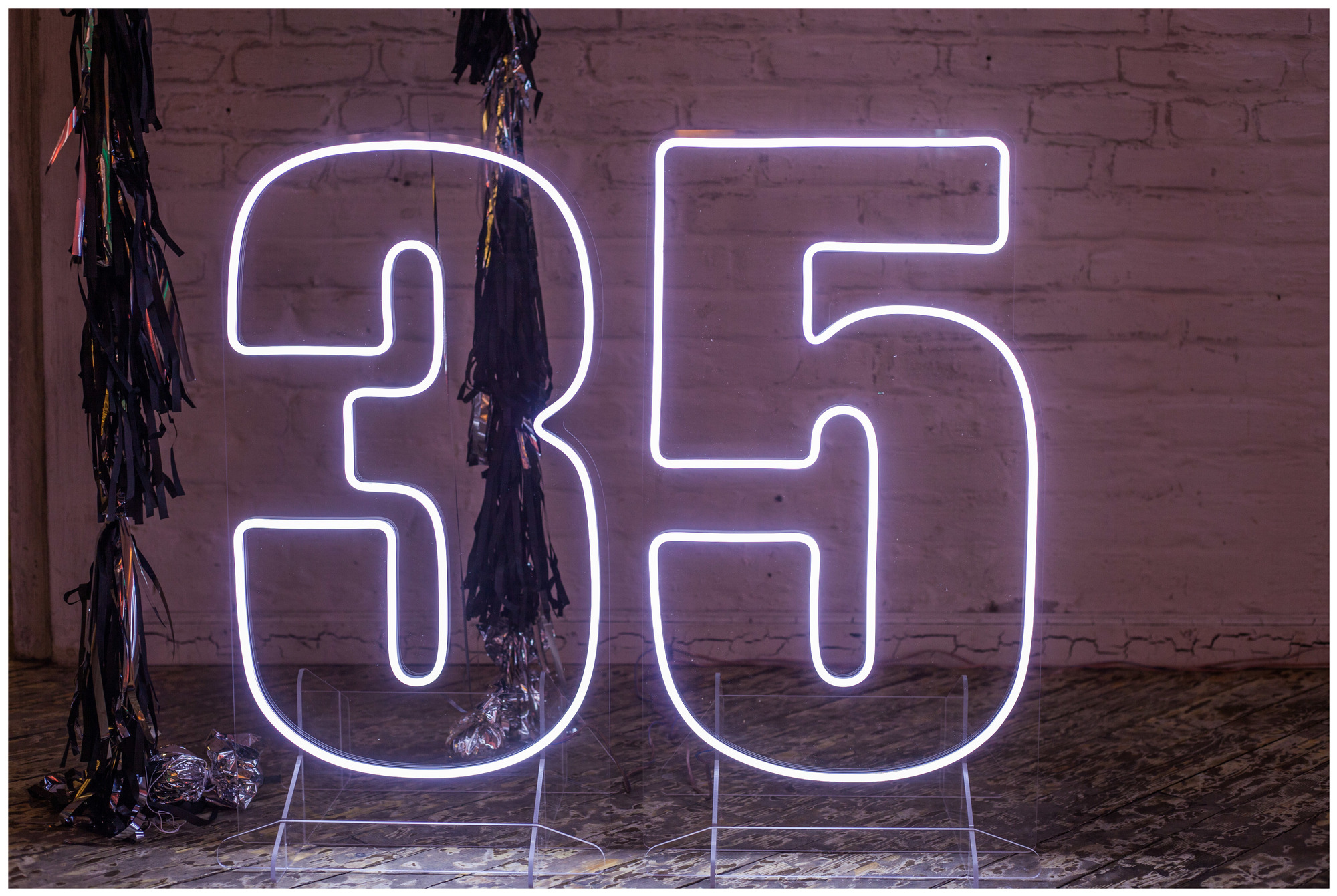 Неоновая цифра "3"