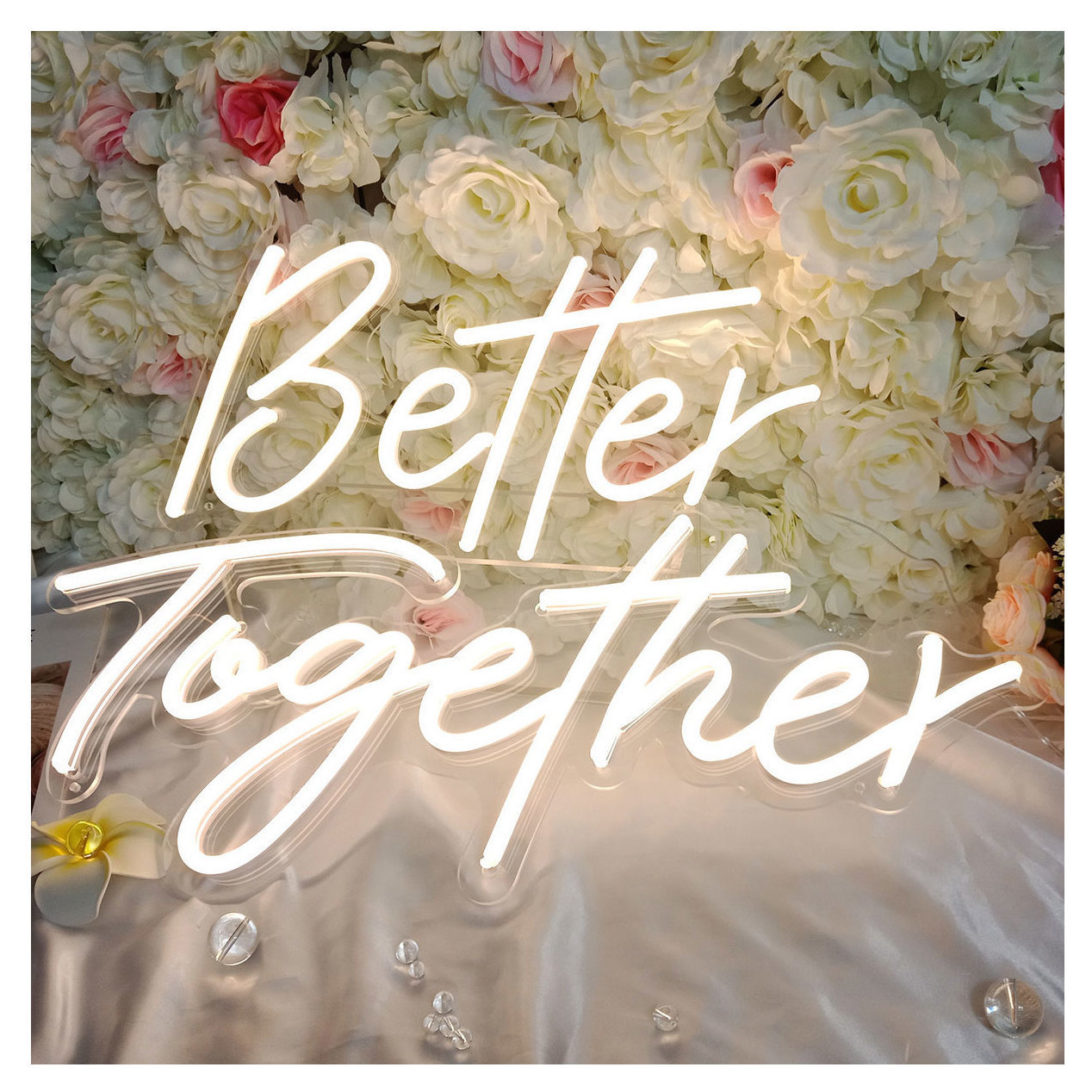 Неоновая надпись "Better together"