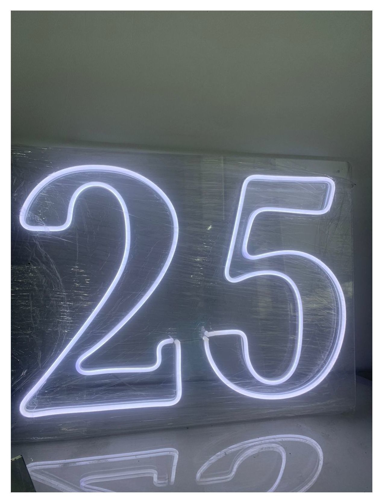 Вывеска неоновая «25»