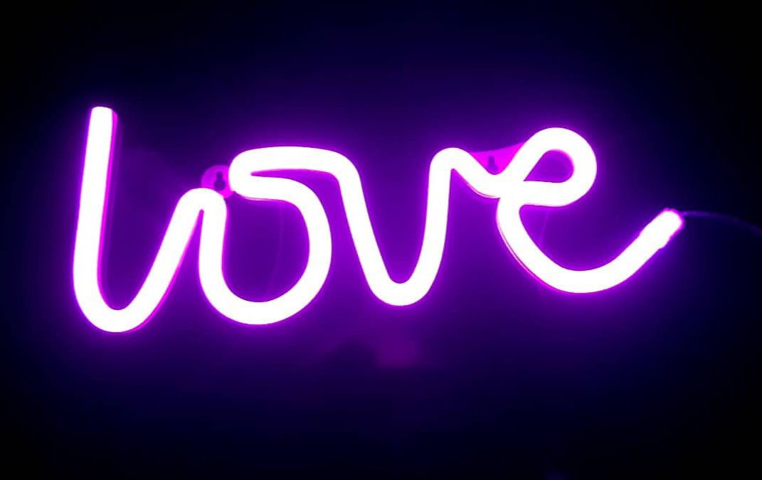 Вывеска неоновая love
