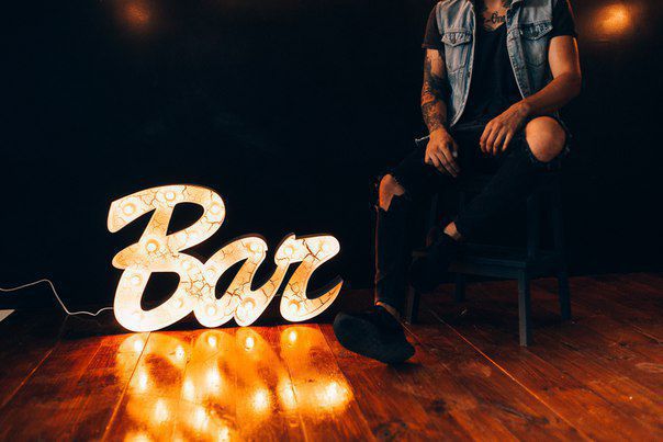 Надпись "Bar" с лампочками