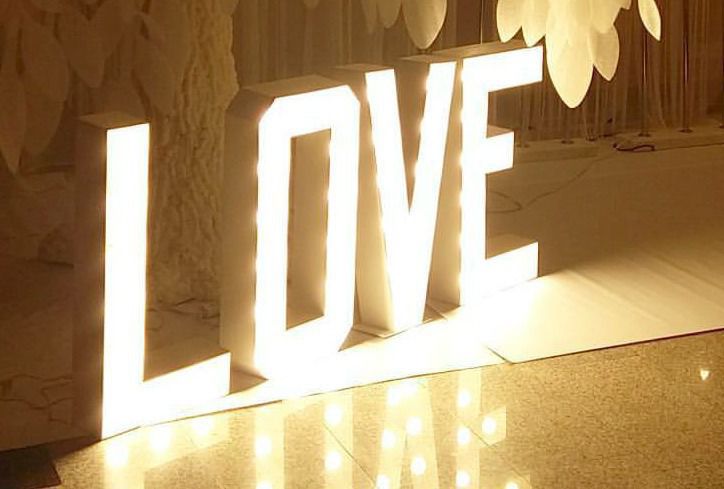 Надпись «LOVE» электрическая