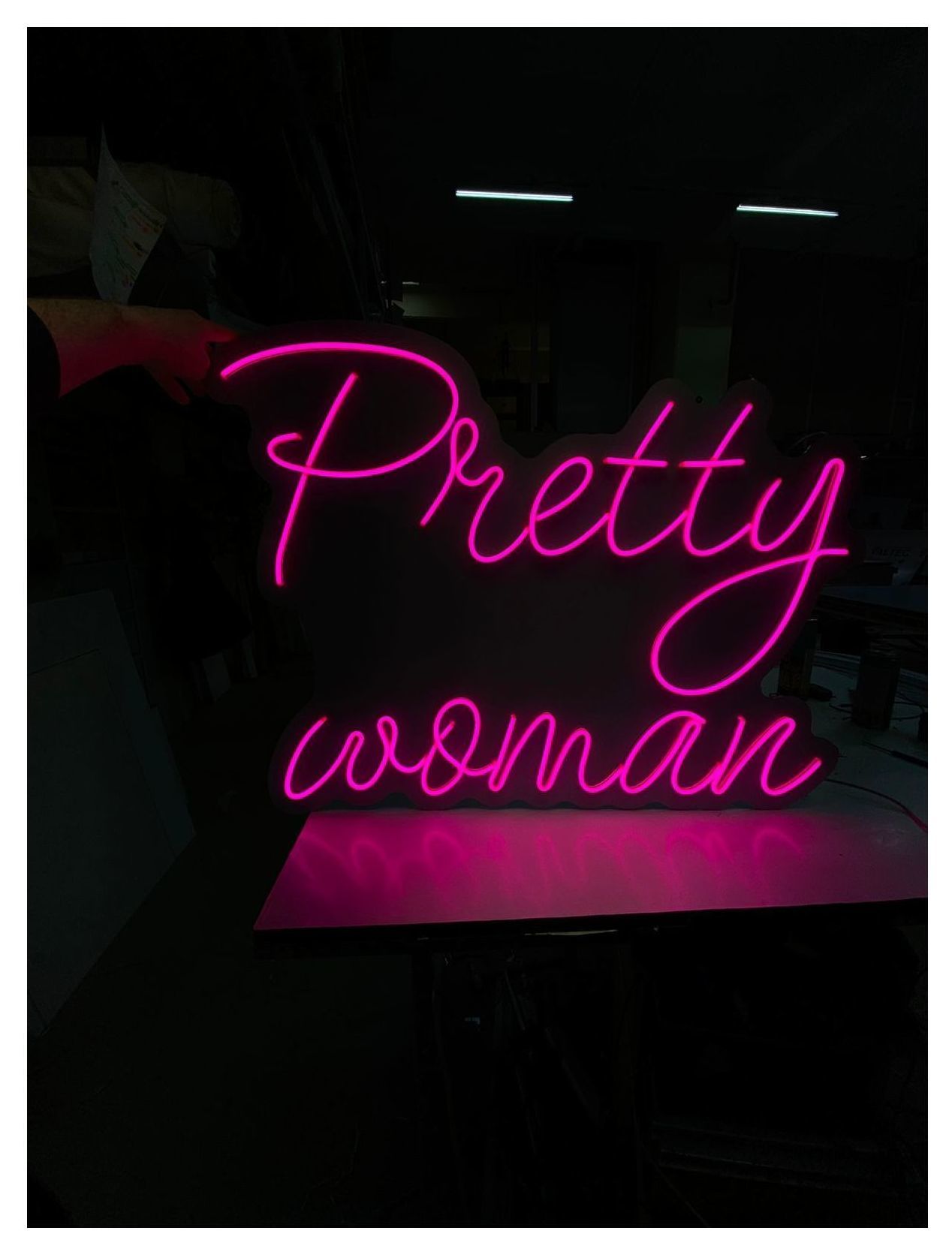 Неоновая надпись "Pretty woman"