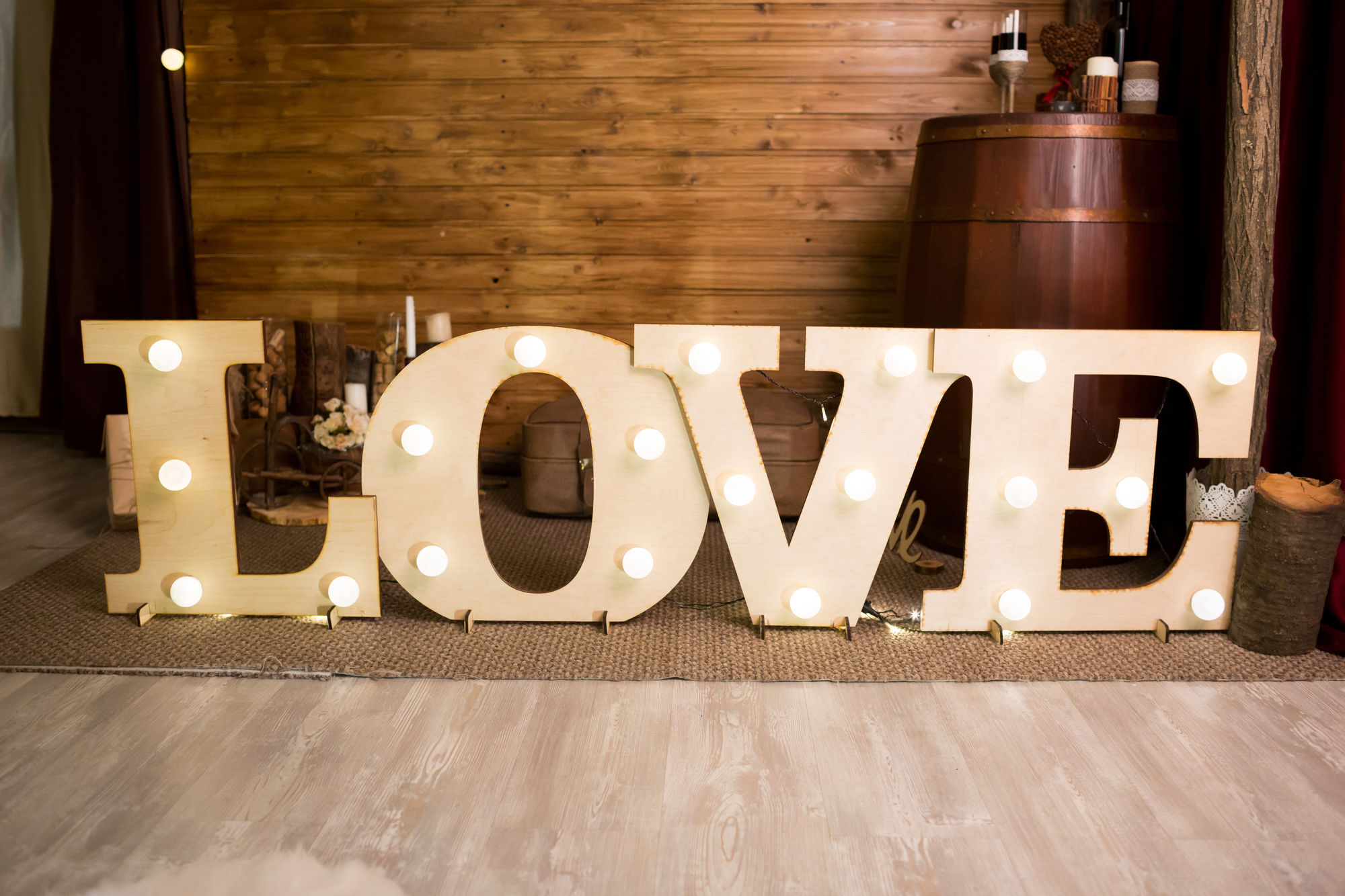 Надпись «LOVE» c ретро-лампами