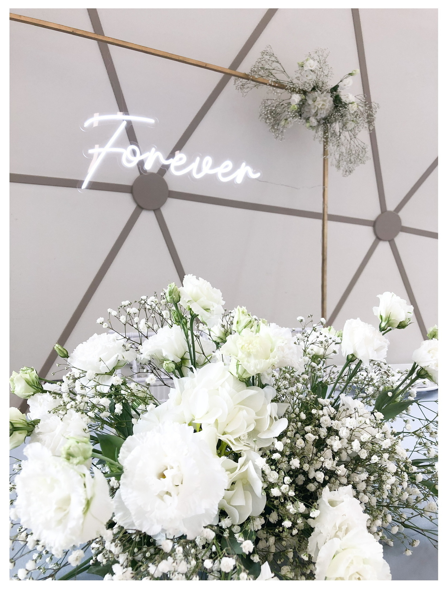 Неоновая надпись "Forever"