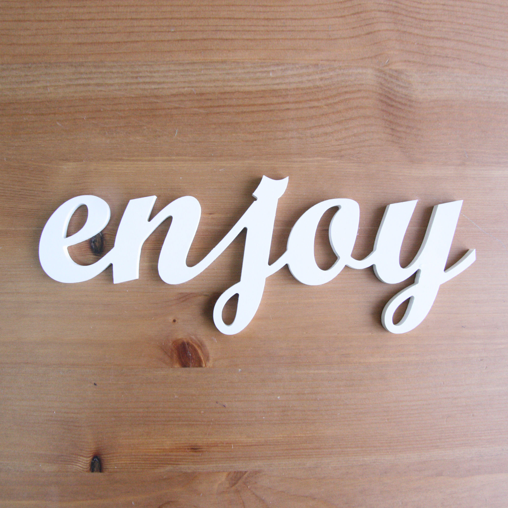 Надпись «Enjoy»