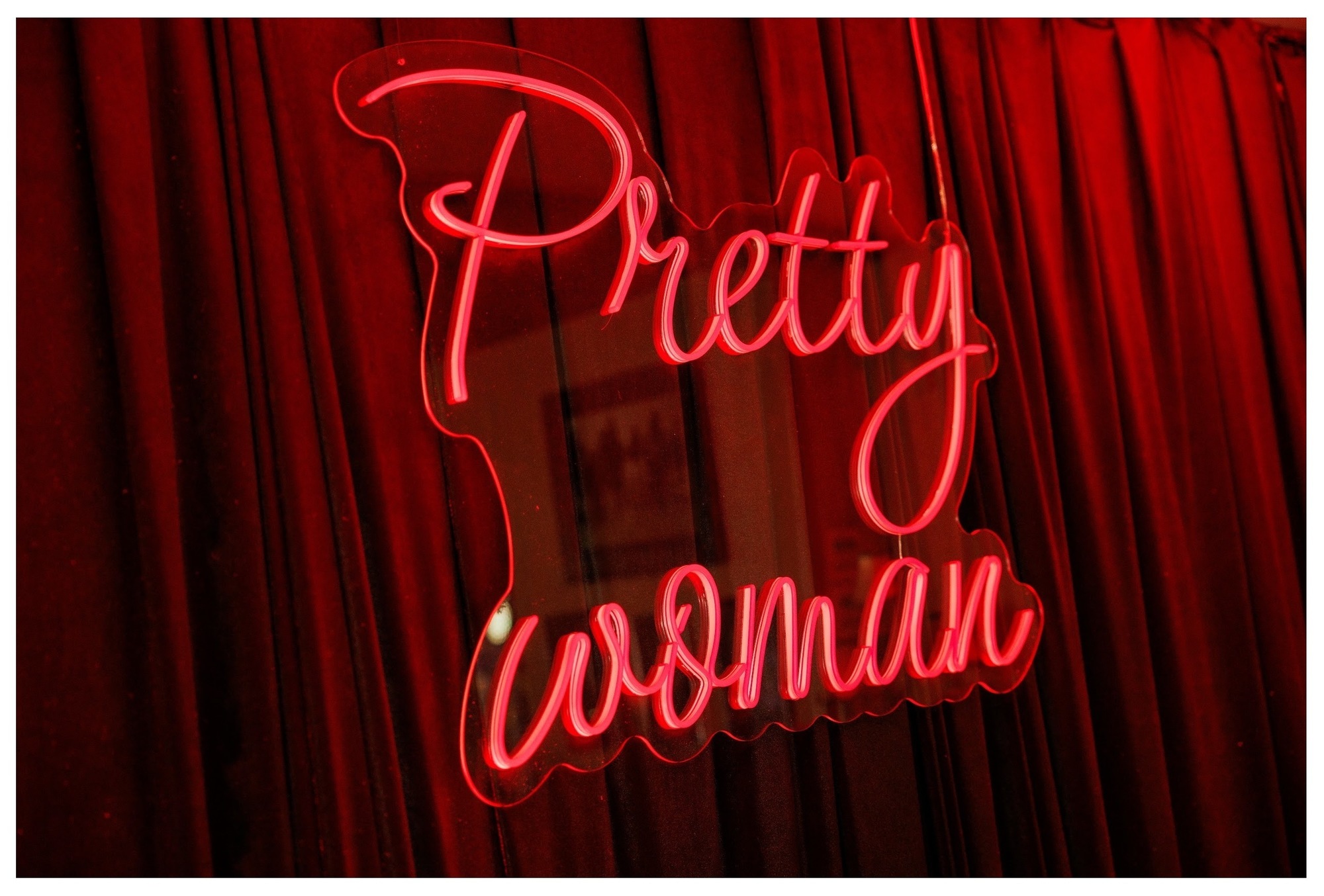 Неоновая надпись "Pretty woman"