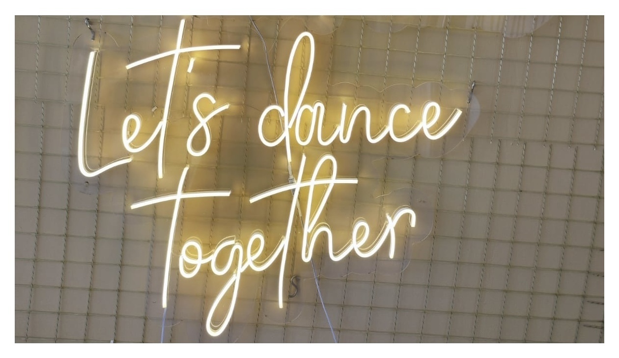 Неоновая надпись "Let's Dance Together"