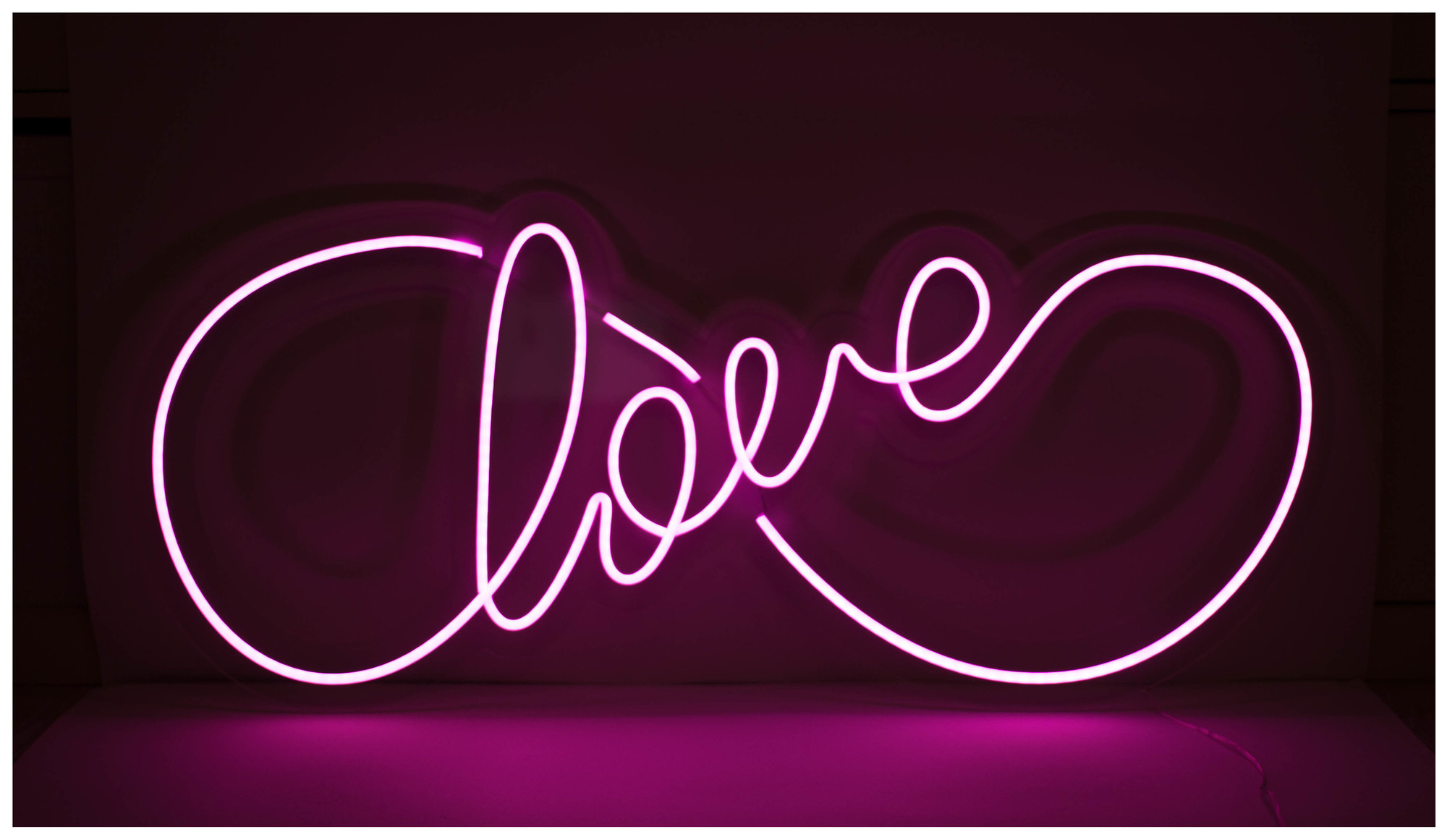 Неоновая вывеска "Love"