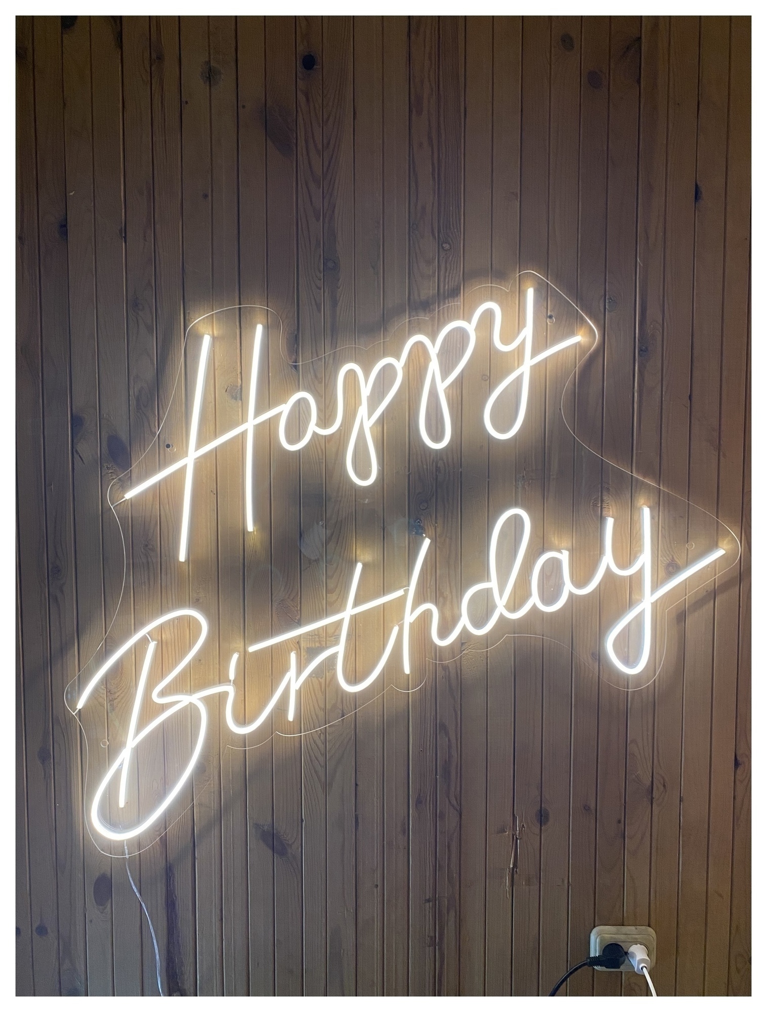 Неоновая вывеска Happy Birthday тёплая