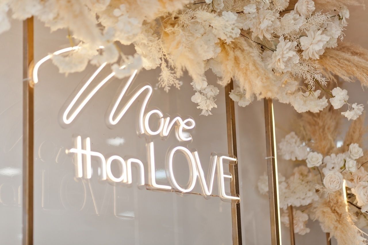 Вывеска неоновая «More than LOVE» ТЁПЛАЯ