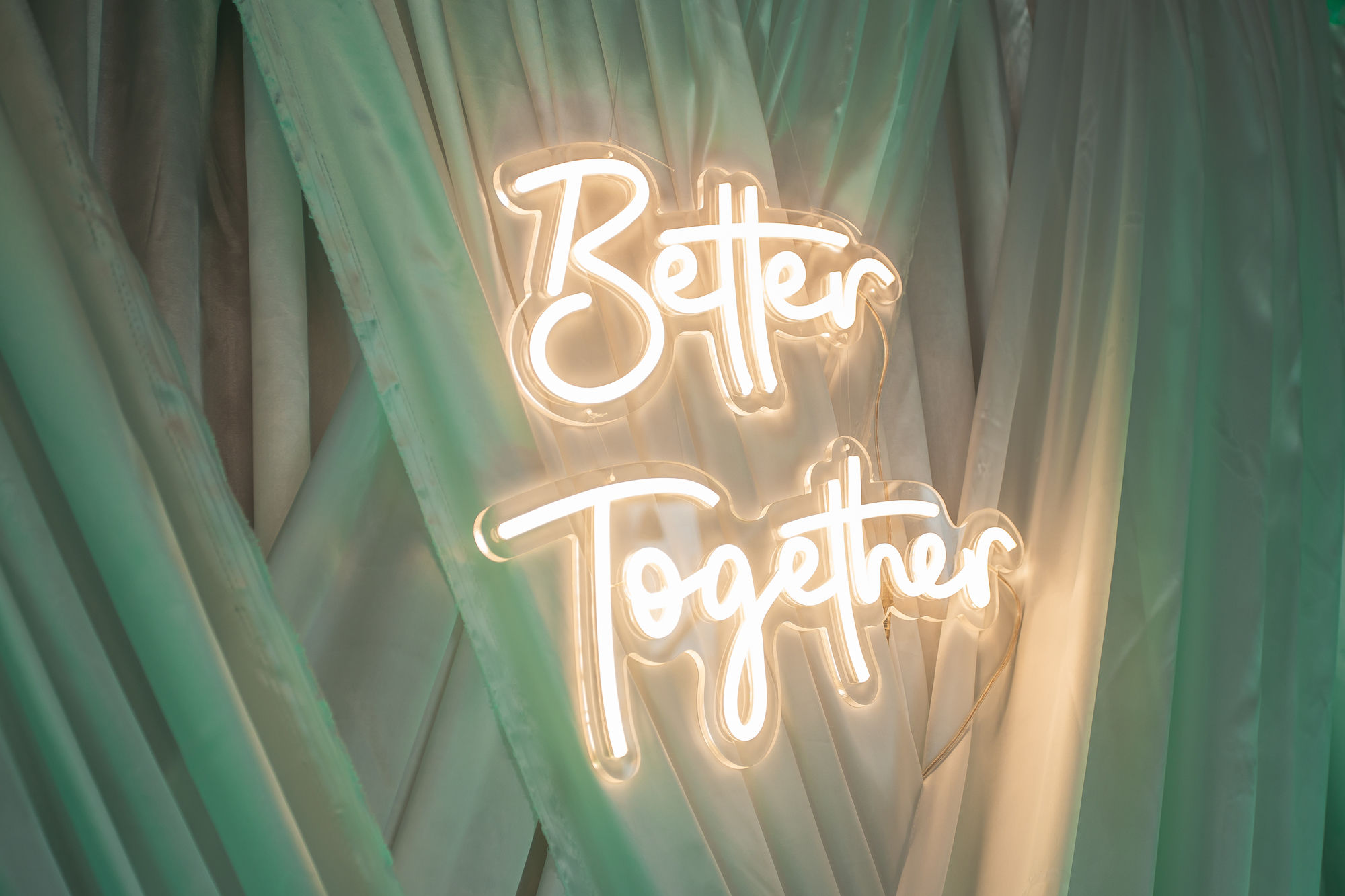 Аренда неоновая вывеска"Вetter together".