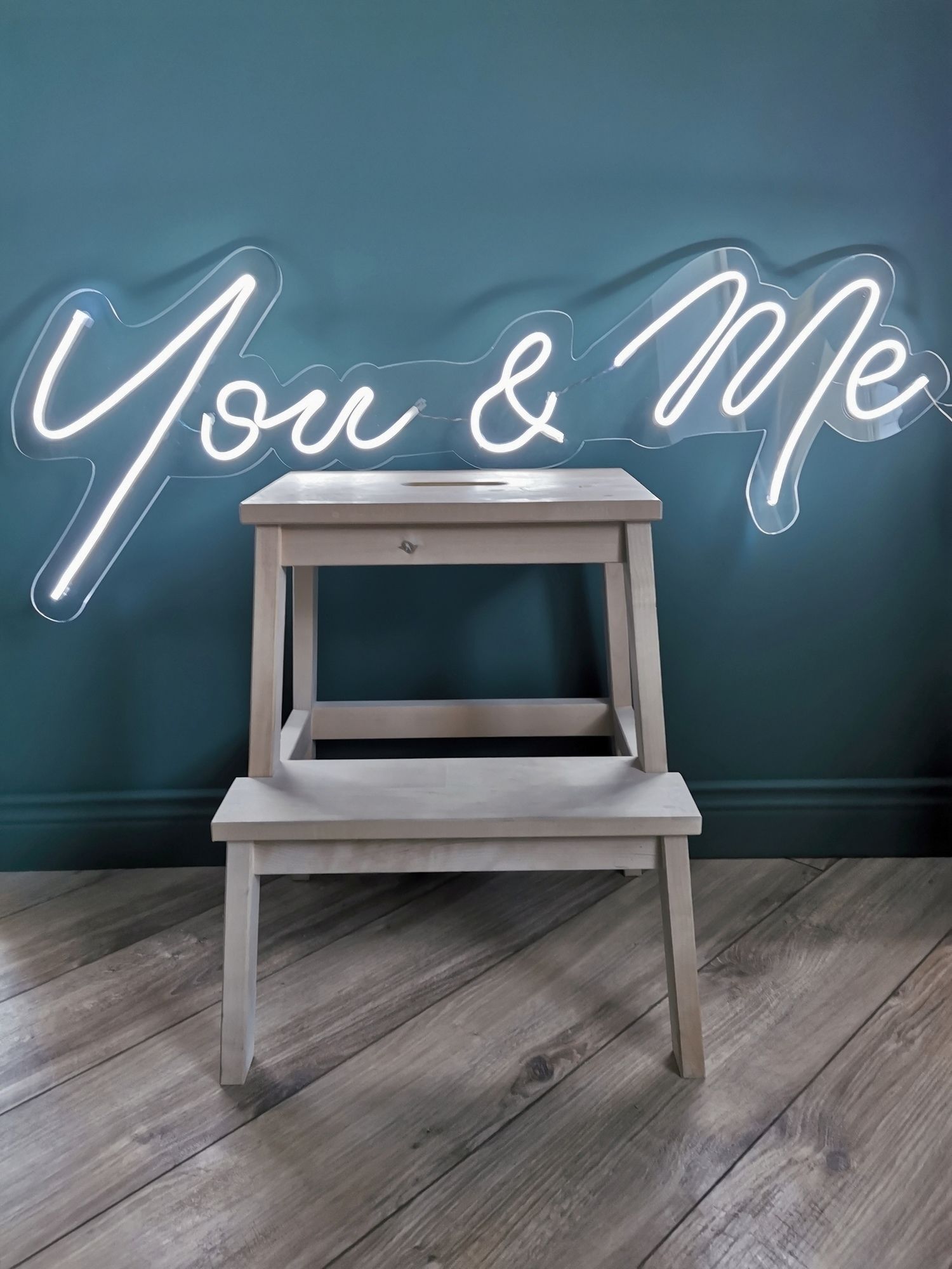 Неоновая вывеска "You & Me"