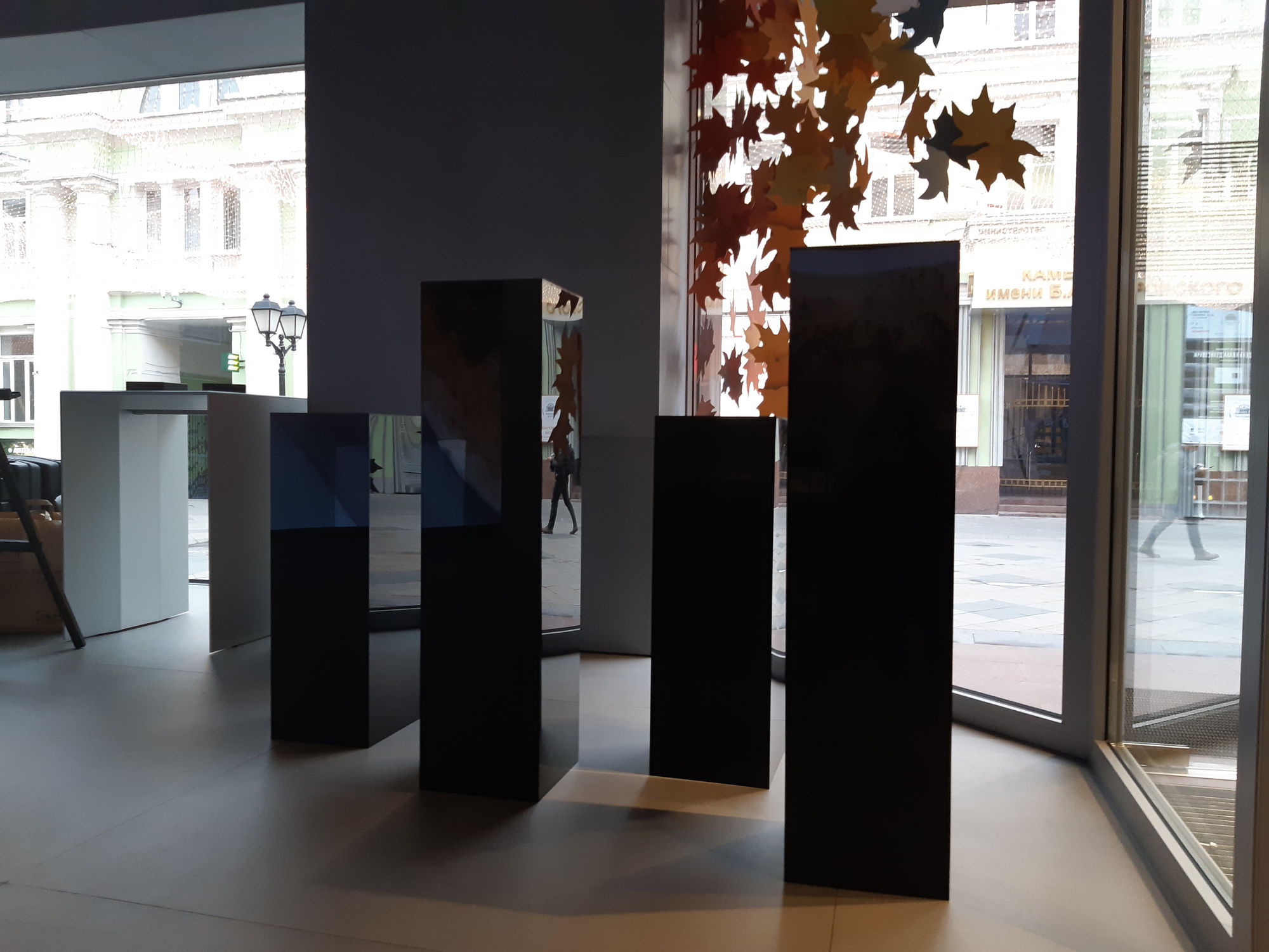 Колонна подиум черный глянец