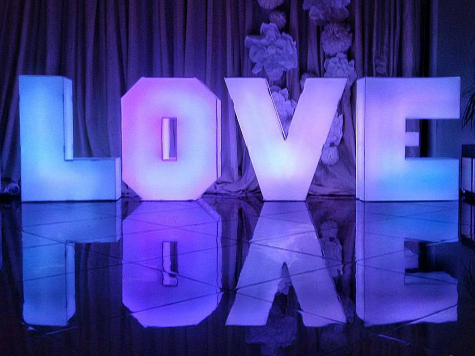 Светящиеся LED RGB буквы LOVE 92 см / Фуршетная линия