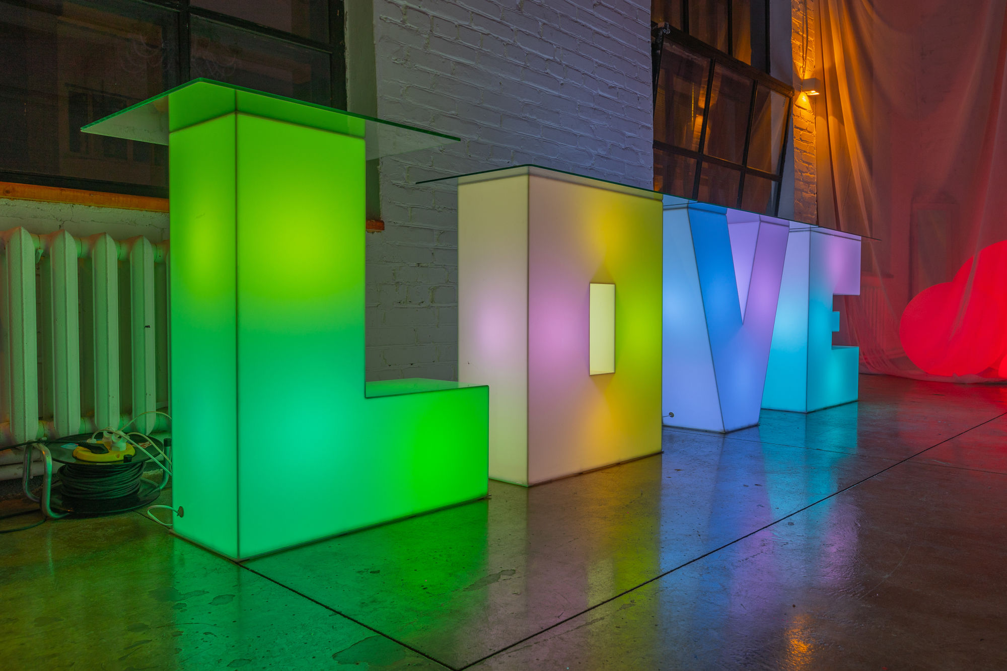 Светящиеся LED RGB буквы LOVE 92 см / Фуршетная линия