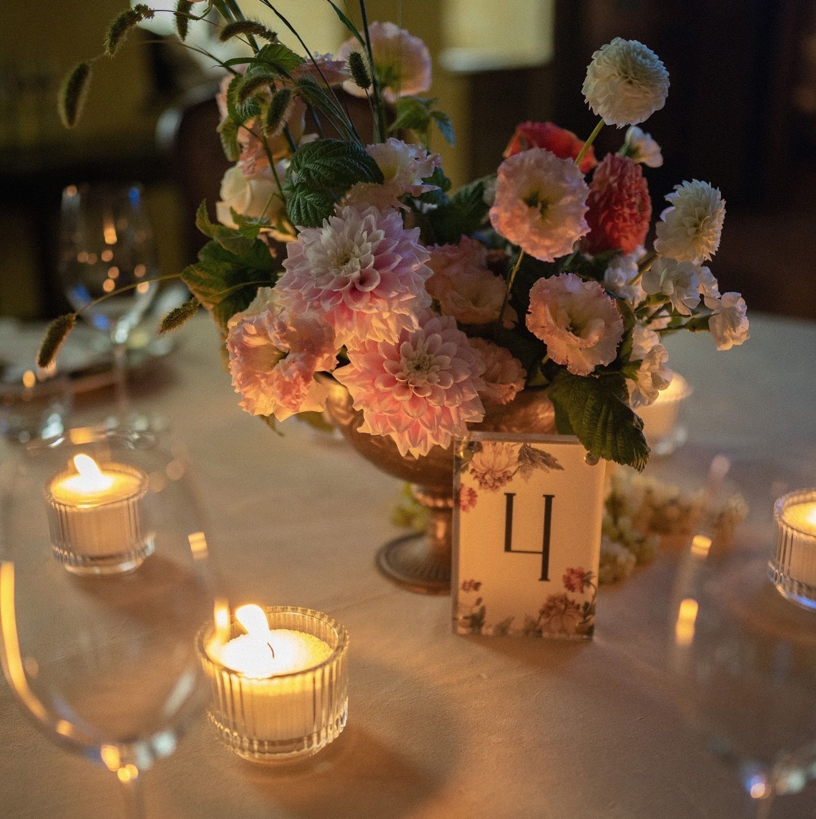 Номер на стол КРИСТАЛЛ ФЛОРА на болтах