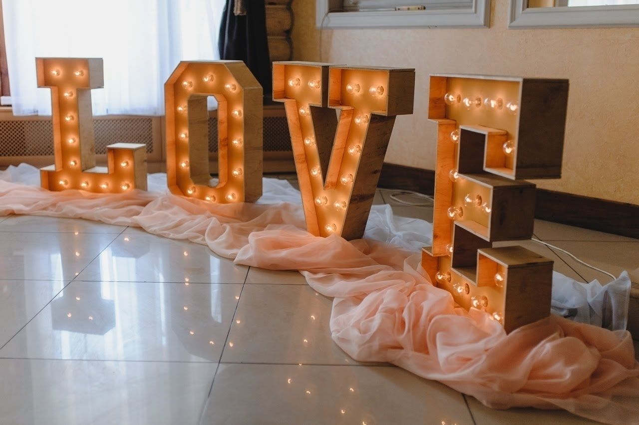 Объемные буквы из дерева с лампочками LOVE