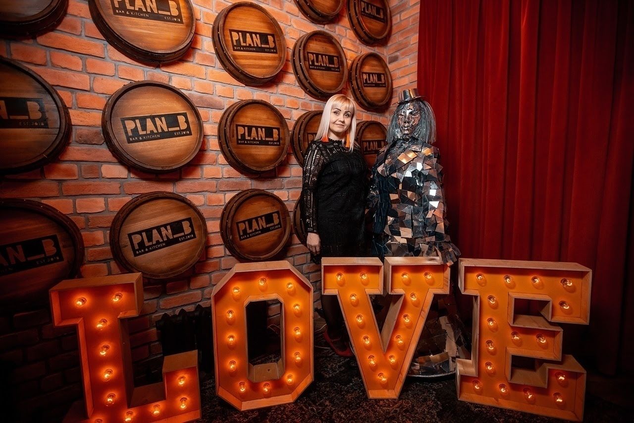 Объемные буквы из дерева с лампочками LOVE