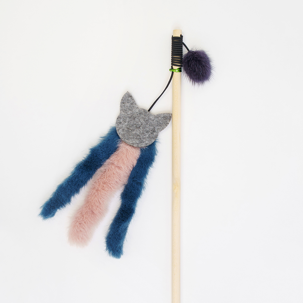 

Pet hobby Игрушка-дразнилка для кошек Кот трихвост, игрушкa 14x5x0,5 см, палка 50 см, длина резинки 48 см, Разноцветный