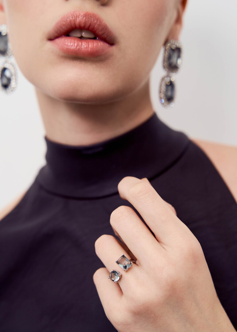An open ring with crystals