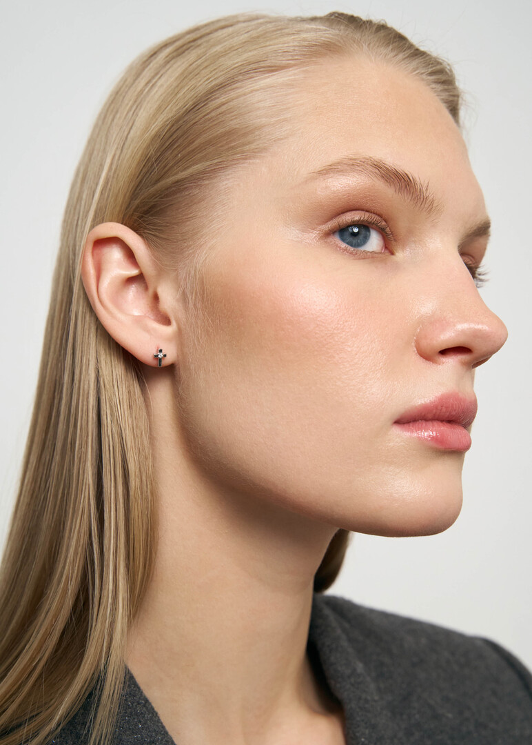 White gold stud earrings with diamonds.