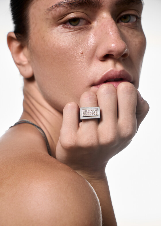 Печатки MM6 Maison Margiela Серебристое кольцо Burattato