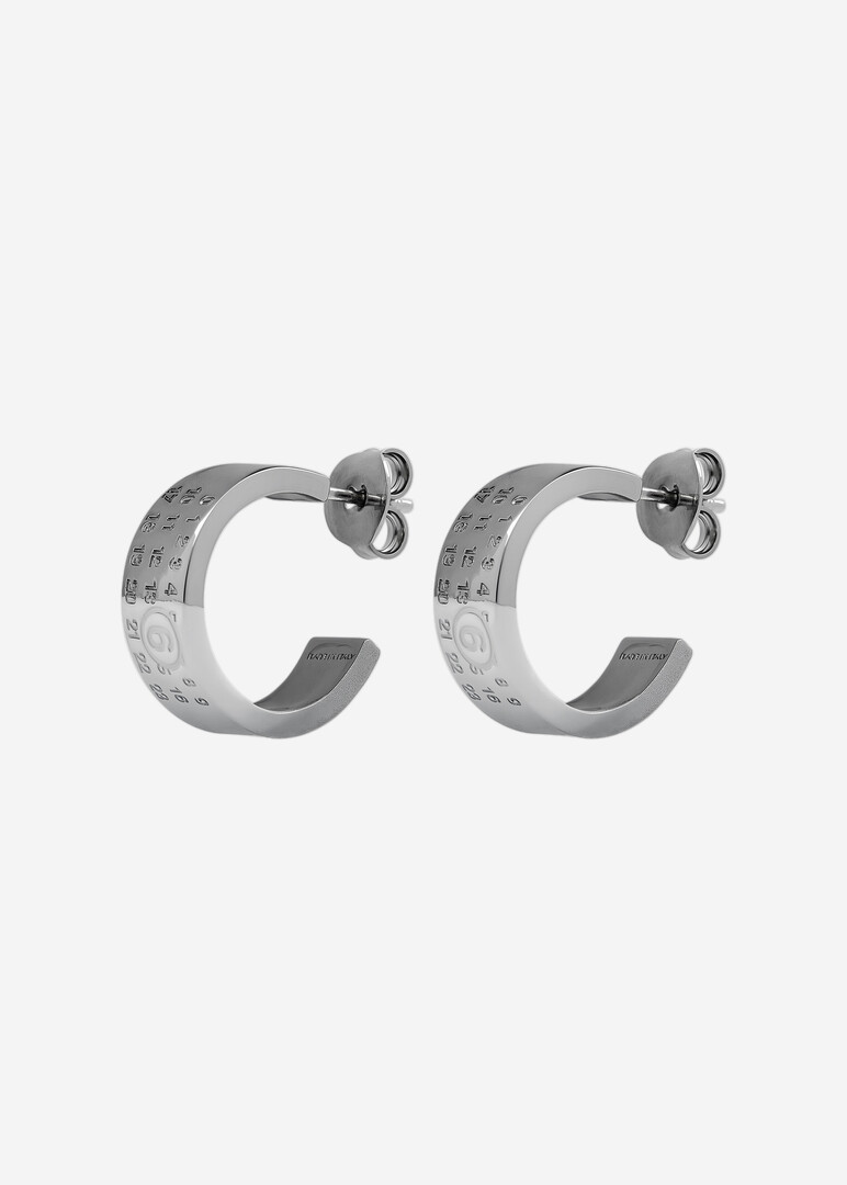 Серебристые серьги-кольца MM6 с белой эмалью
