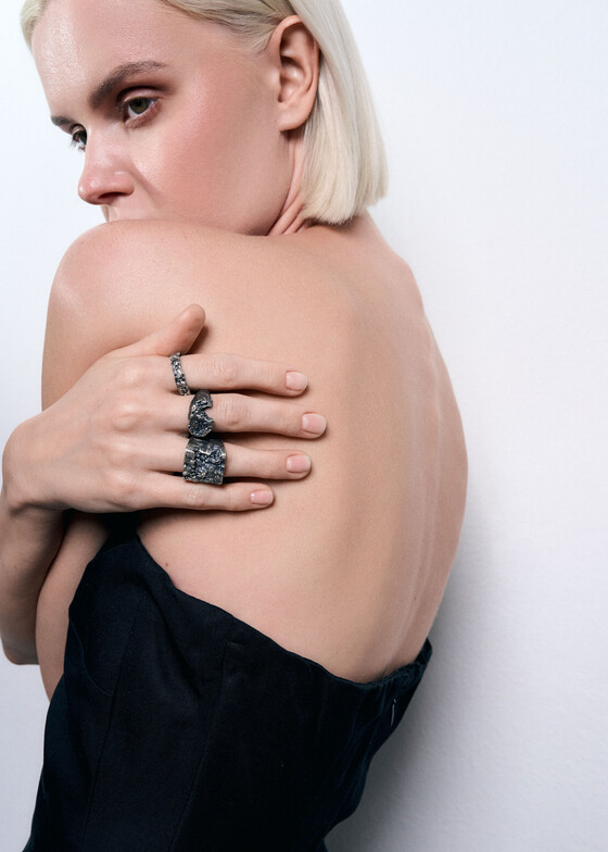 Широкие кольца Kintsugi Jewelry Кольцо из черненого серебра с бриллиантами Surrender