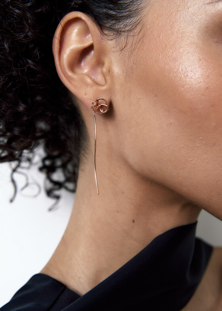 Gold mono-earring La D.D