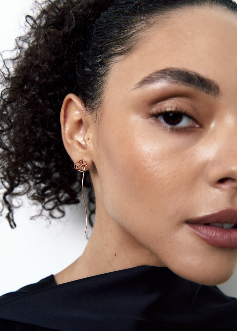 Gold mono-earring La D.D