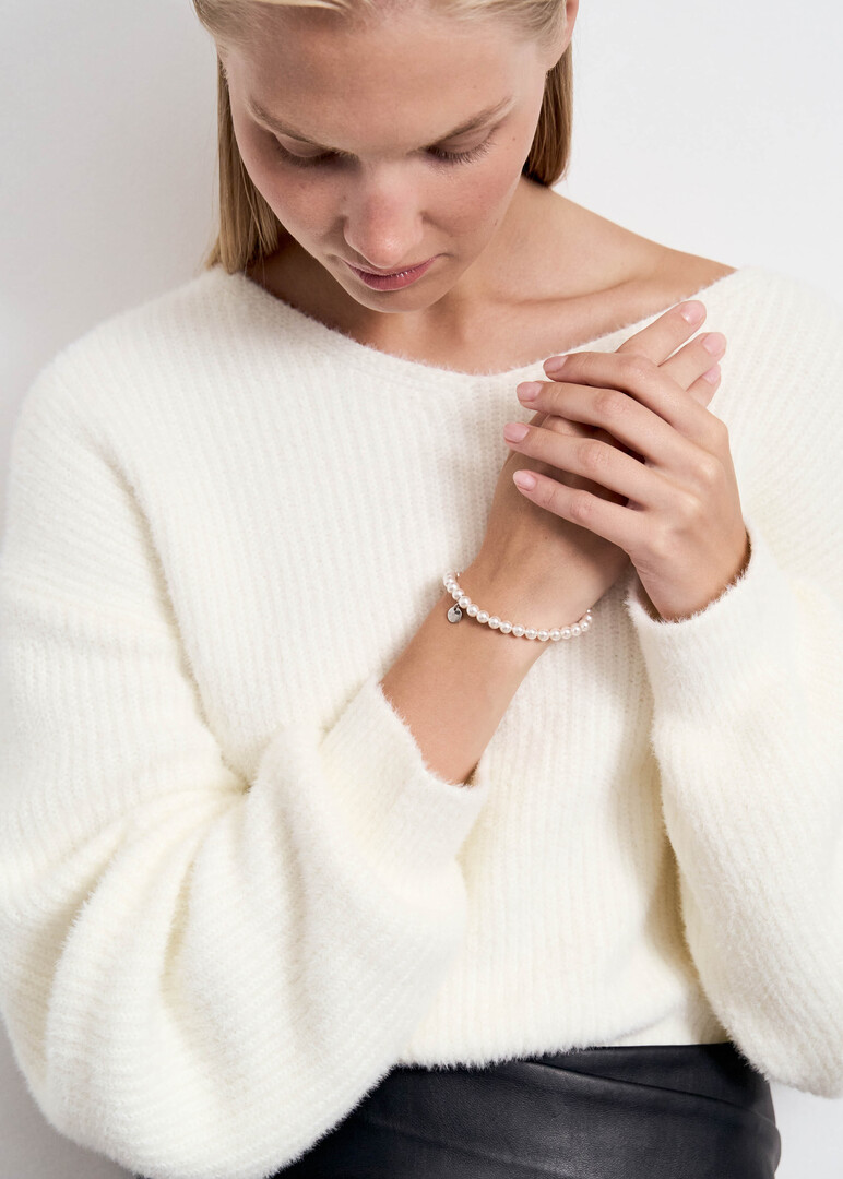 Silver bracelet with pearl beads