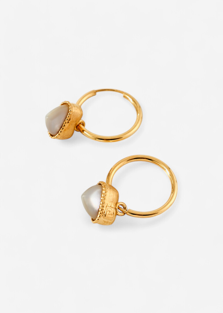 Gold-plated hoop earrings with white mother of pearl