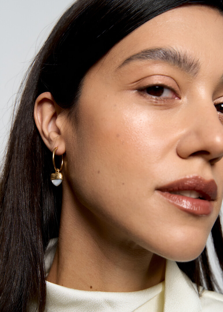 Gold-plated hoop earrings with white mother of pearl