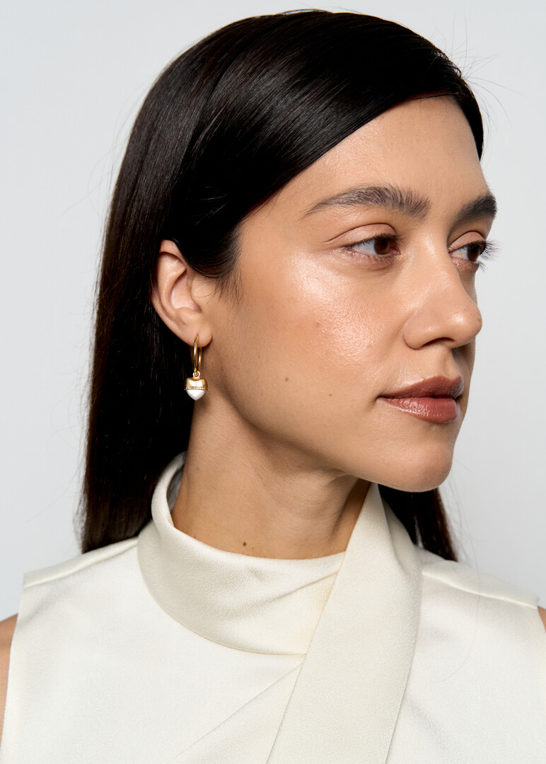 Gold-plated hoop earrings with white mother of pearl