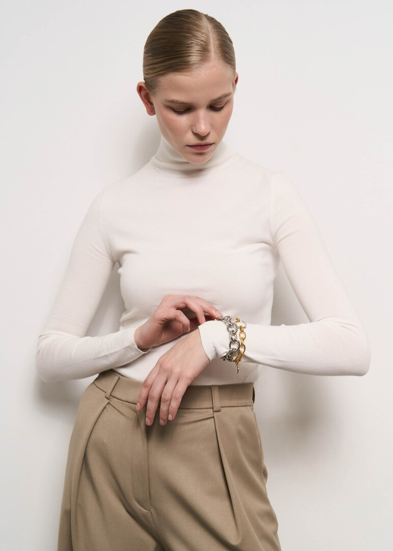 Golden bracelet with an oval link