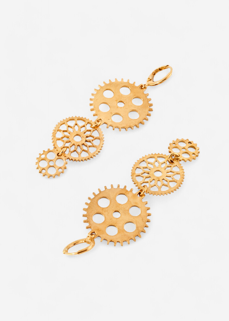 Gold-plated earrings of three gears