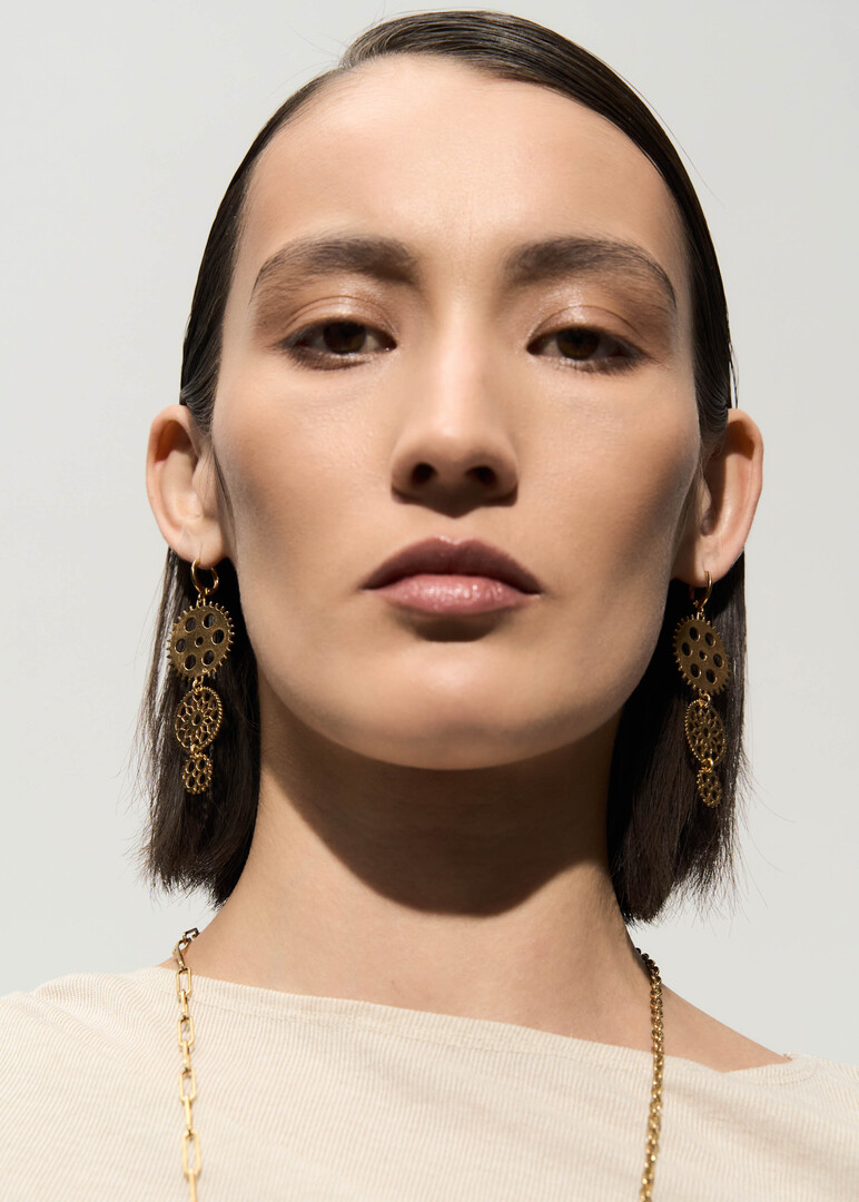 Gold-plated earrings of three gears