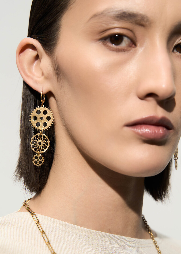 Gold-plated earrings of three gears