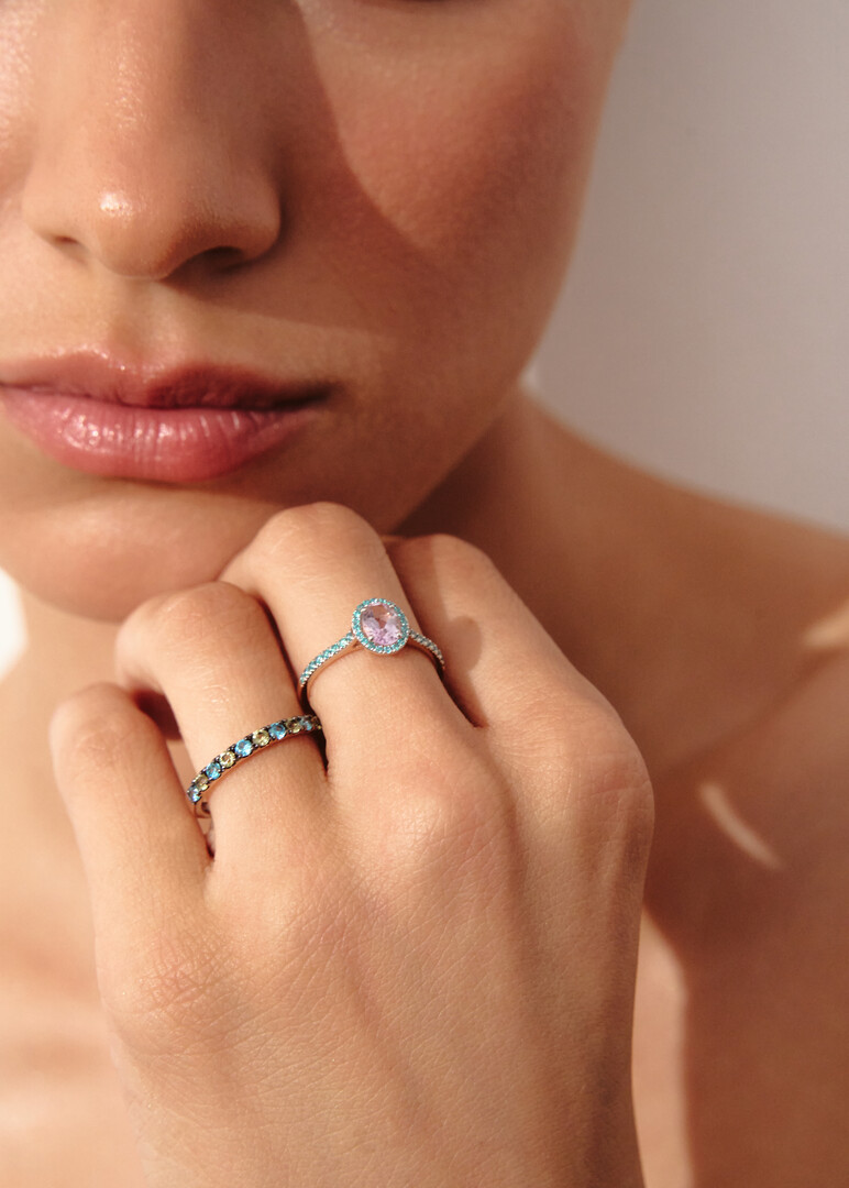 gold ring with chrysolites and cubic zirconias
