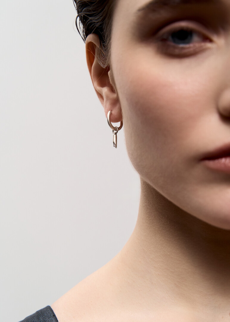 silver mono-earring with grey quartz
