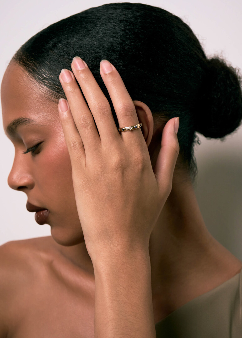 Золотое кольцо с синими камнями и бриллиантами
