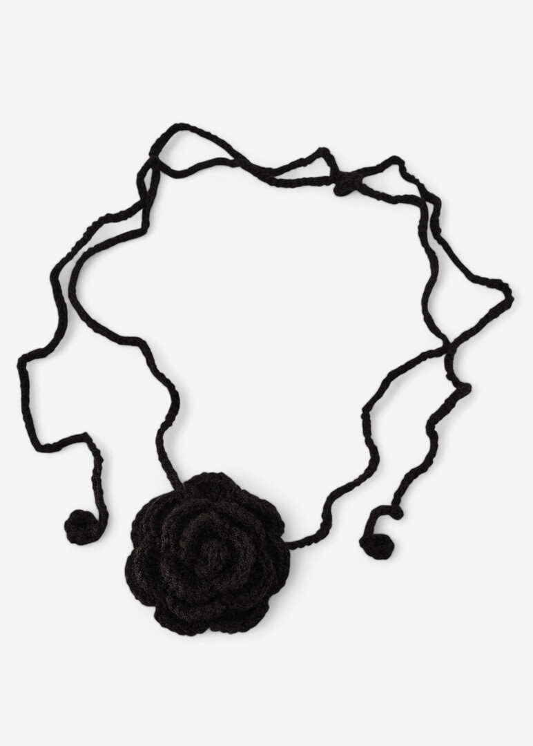 Большой вязаный цветок-чокер